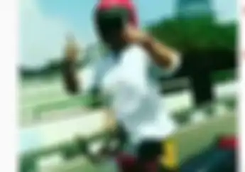 Gokil, Video Wanita Berkebaya Naik Vespa Peringati Hari Kartini, Sambil Atraksi!