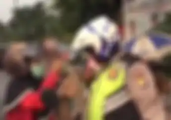 Video Pemotor Wanita Ngotot Gak Terima Diberhentikan Polisi, Langsung Hujan Kecaman
