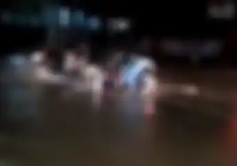 Banjir Parah di Jakarta Timur, Pemotor Terguling dan Tertindih Motor Usai Diterjang Arus Banjir 