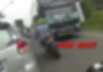 Ngilu, Video Pemotor Kawasaki Ninja Hampir Adu Banteng dengan Bus dari Arah Berlawanan