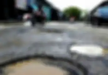 Waduh!  Alat Vital Pria Ini Jadi Bengkak Gara-gara Naik Motor Terobos Jalan Rusak