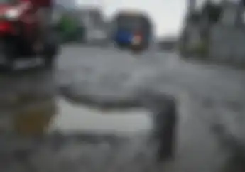 Warga Bekasi Mengeluh, Banyak Jalan Rusak Yang Membahayakan Pemotor