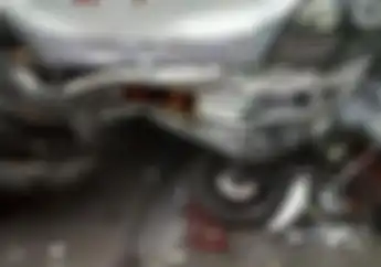 Kaget Dengar Klakson Bus, Pemotor yang Hendak Belok Terjatuh, Boncenger Tewas Terlindas