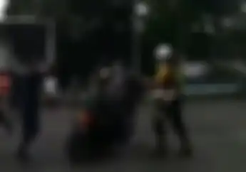 Video Pemotor Keras Kepala, Ada Petugas Saja Tetap Nekat Terobos Pelintasan Kereta Api