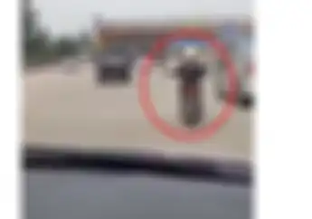 Video Pemotor Nekat Masuk Jalan Tol, Ditanya Pengendara Mobil Malah Bingung