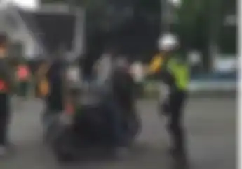 Viral! Video Pemotor Nekat Trobos Perlintasan Hampir Tertabrak Kereta Padahal Dihalau Petugas
