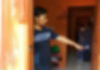 Bekasi Geger, Pintu Rumah Kontrakan Driver Ojol Dijebol Densus 88, Korban Ketakutan
