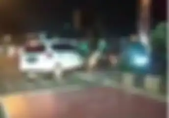 Mencekam, Video Kawanan Ojek Online Keroyok Mobil Akibat Senggolan