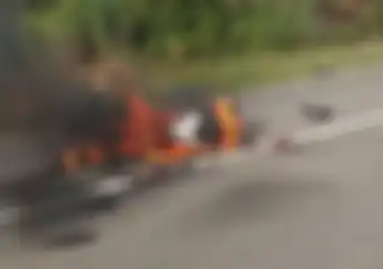 Ngeri! Video Honda CBR250RR Dilalap Api Setelah Tabrak Tiang Lampu Jalan, Sampai Gak Tersisa