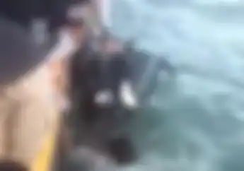 Video Detik-detik Yamaha NMAX Nyemplung ke Laut, Lampu Depan Masih Menyala