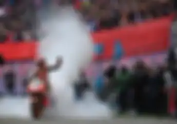 Marc Marquez Gegerkan Stadion Bola, Aksi Burn Out Pakai Motor MotoGP