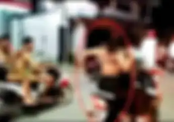 Cewek Dan Cowok Telanjang Naik Motor Sambil Sahur On The Road, Langsung Terciduk