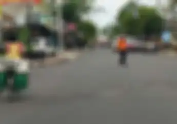 Salut! Video Bapak Inisiatif Atur Lalu Lintas Saat Lampu Merah Gak Berfungsi