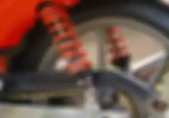 Ini Efeknya Kalau Membiarkan Sokbreker Belakang Motor Rusak, Bisa Merembet ke Komponen Lain!