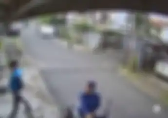 Video Detik-detik Aksi Maling Di Kompleks, Hitungan Dua Menit Motor Dibawa Kabur