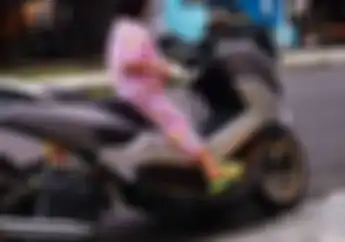 Ganteng Abis! Yamaha NMAX Dipanjangin, Ban Belakang Mundur, Sokbreker Pindah ke Tengah