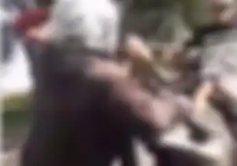 Bikin Kapok, Video Pemotor Kena Tendangan Maut Saat Mau Terobos Palang Pintu Kereta Api