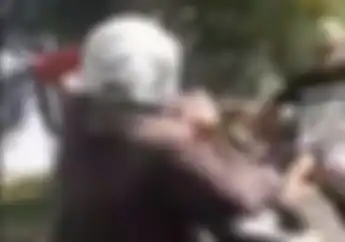 Ditendang Dan Dipukul Kayu Pemotor Nekat Terobos Palang Kereta