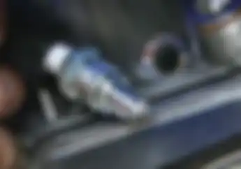 Jangan Buka Busi Motor Saat Mesin Panas, Ini Efeknya Jika Nekat!