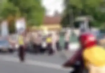 Ampun, Polisi Blitar Bagi Takjil di Jalan, Pemotor Malah Balik Arah Takut Razia