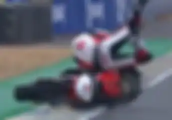 Video Kejamnya FP3 Moto2 Prancis 2019, Dimas Ekky Terbanting Sampai Batu Masuk Helm