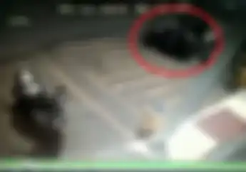 Waduh! Video Maling Beraksi di Minimarket, Gak Sampai 15 Detik Motor Raib