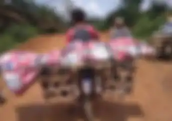 Miris, Gara-gara Jalan Rusak Mayat Petani Ini Dibonceng Menggunakan Sepeda Motor
