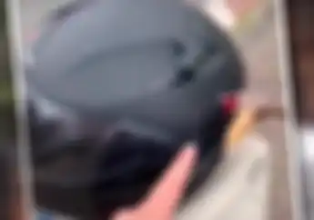 Sadis, Seorang Pria Diserang Geng Motor, Palu Tertancap di Helm, Honda PCX 150 Tergeletak di Jalan