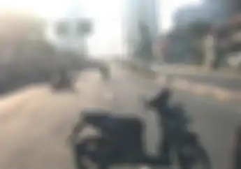 Akses ke Fly Over Slipi Ditutup, Meja Kayu dan Motor Honda Vario Diparkir di Tengah Jalan