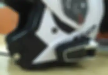Biar Enggak Salah Gaul, Ini Alasan Intercom Selalu Ditempel Disebelah Kiri Helm 