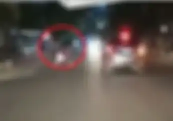 Ngeri! Video Detik-detik Boncenger Kawasaki Ninja 250 Terjungkal Akibat Enggak Pegangan