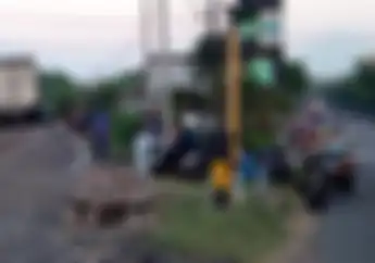 Viral Video Mobil Nyusuri Rel Kereta Jadi Tontonan Pemotor dan Warga