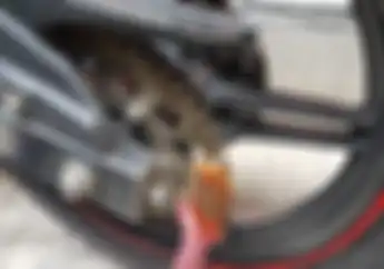 Jangan Sering Lumasi Rantai Motor Pakai Oli Bekas, Nih Efeknya!