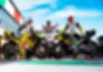 Biang Kerok Nih Pembalap MotoGP Satu Ini, Tim MotoGP Lagi Sesi Foto Malah Digangguin