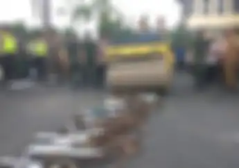 Gak Ada Ampun, Puluhan Knalpot Racing dan Brong Sitaan Polisi Hancur Digilas Alat Berat