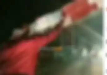 Punya Nyawa Cadangan? Video Pemotor Nekat Angkat dan Terobos Palang Pintu Kereta Api