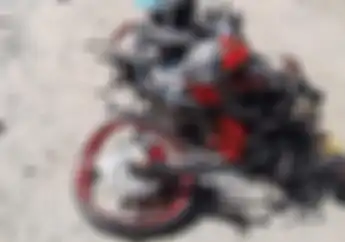 Jalur Ngawi-Solo Mendadak Gempar, Yamaha V-Ixion Hancur Dihantam Dump Truk, Warga Histeris