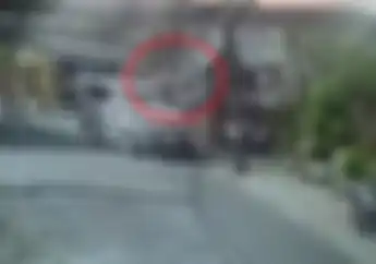 Video Detik-detik Pemotor Yamaha NMAX Ditabrak Toyota Avanza, Korban Terlempar dari Motor