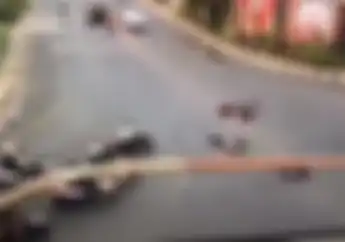 Video Detik-detik Terobos Lampu Merah di Persimpangan, Pemotor Terpental Gak Berkutik