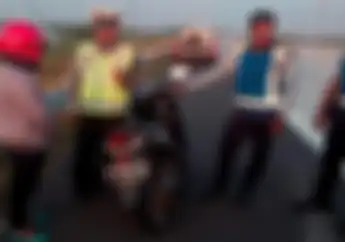 Video Emak-emak Ngebut Naik Honda Vario 125 di Jalan Tol, Nekat Pepet Jalur Cepat