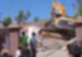 Viral Video Akibat Istri Selingkuh Rumah Mewah Dirobohkan Excavator Jalanan Diblok Motor Pun Gak Bisa Lewat 