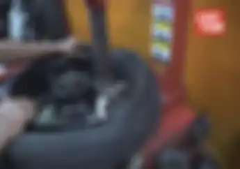 Ternyata Merusak Ban, Kalau Diolesi Ini Saat Mengganti Ban Motor