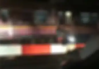 Viral, Video Pemotor Nekat Terobos Palang Pintu dan Terjebak di Tengah Perlintasan Kereta Api