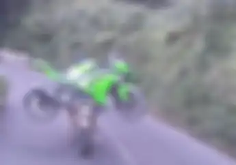 Enteng Banget, Video Honda GL Pro Gendong Kawasaki Ninja 250 FI yang Mogok, Libas Jalur Ekstrim Bromo