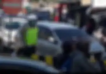 Sidoarjo Geger, Video Patung Polisi Mendadak Hidup, Pemotor Lawan Arus Gak Berkutik