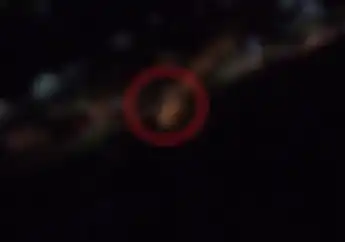 Video Detik-detik Pemotor Telanjang Dada Tanpa Helm Hampir Tersambar Kereta Api Karena Terobos Pintu Perlintasan