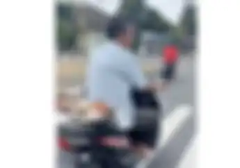 Pemotor di Lampu Merah Kaget, Pria Ini Nekat Bonceng Ayam Jago di Jok Belakang Tanpa Diikat