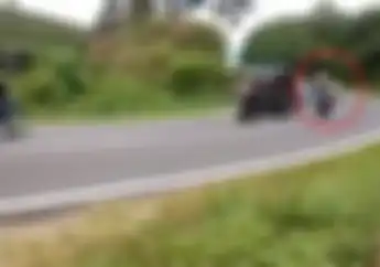 Nekat Nyalip di Tikungan, Pemotor Ini Jatuhkan Pemotor Lain Sampai Terseret di Jalanan