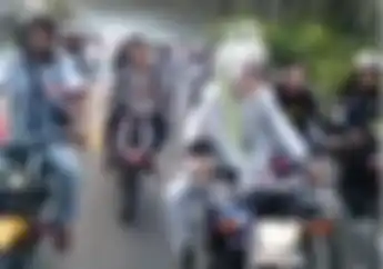 Pasangan Baru Kawin Naik Yamaha RX-King, Lengkap Baju Pengantin Sambil Blayer-balyer Motor