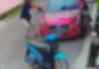 Video Pemotor Ban Cacing Nekat Colong Spion Mobil Seharga Rp 4 Jutaan, Langsung Dibully Netizen